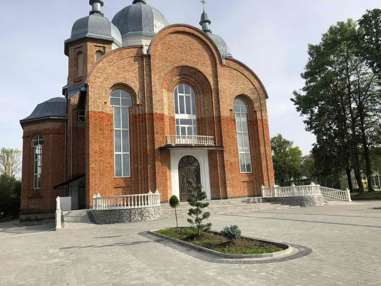 Церква з білою балюстрадою