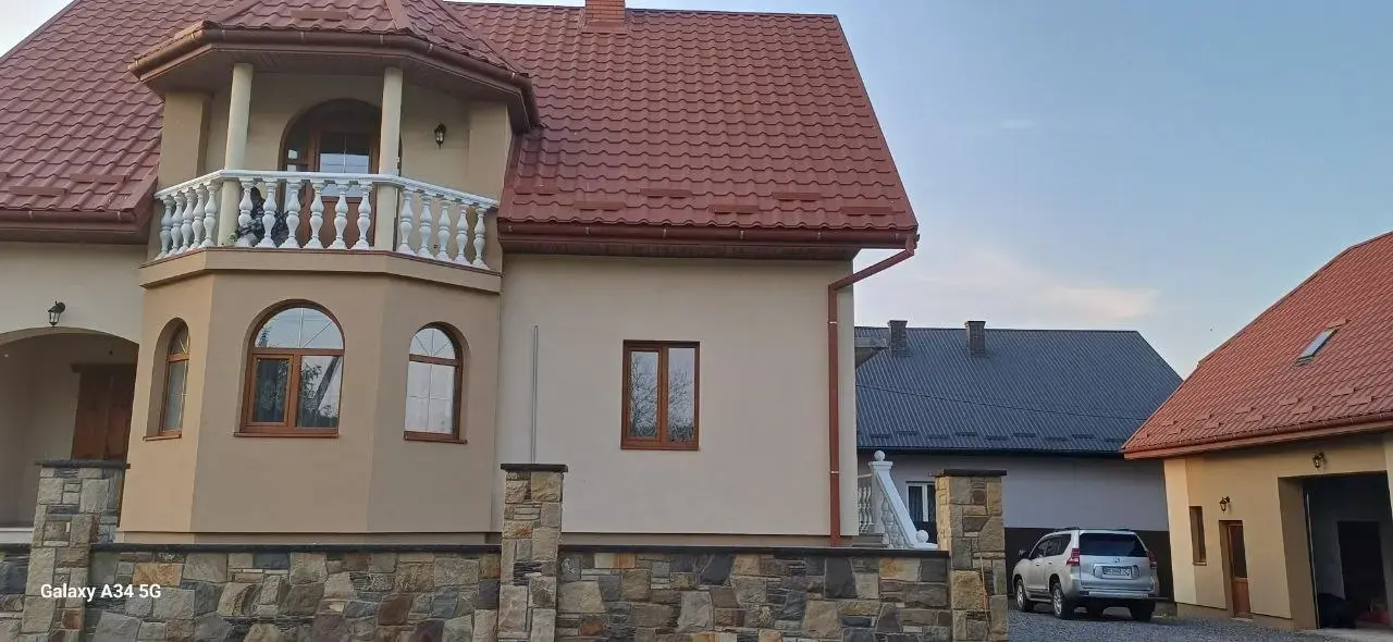 Будинок з балконом-балюстрадою та кам'яним парканом, Братковичі на Львівщині