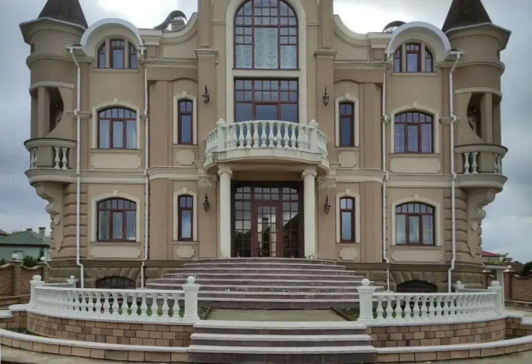 Палац у Чернівцях зі східними та малими балясинами