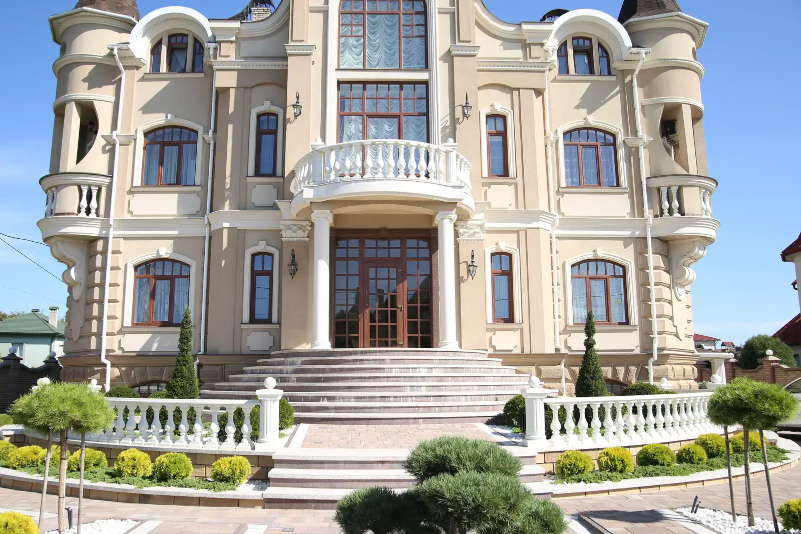Палацовий фасад з балконом і балюстрадами