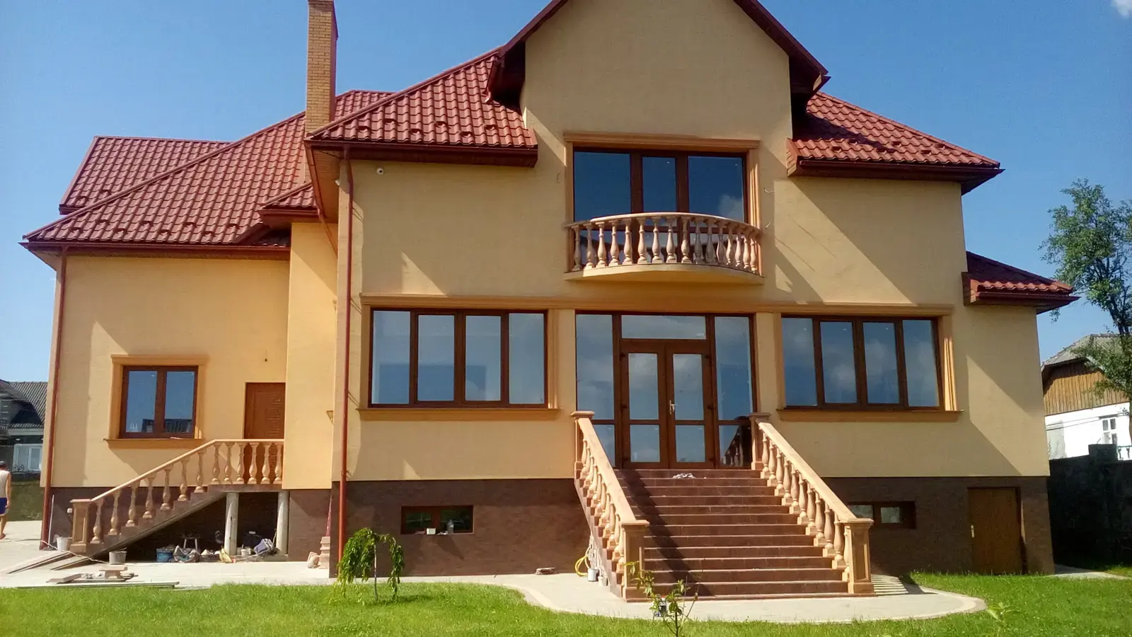 Будинок із коричневою балюстрадою сходів і балкона