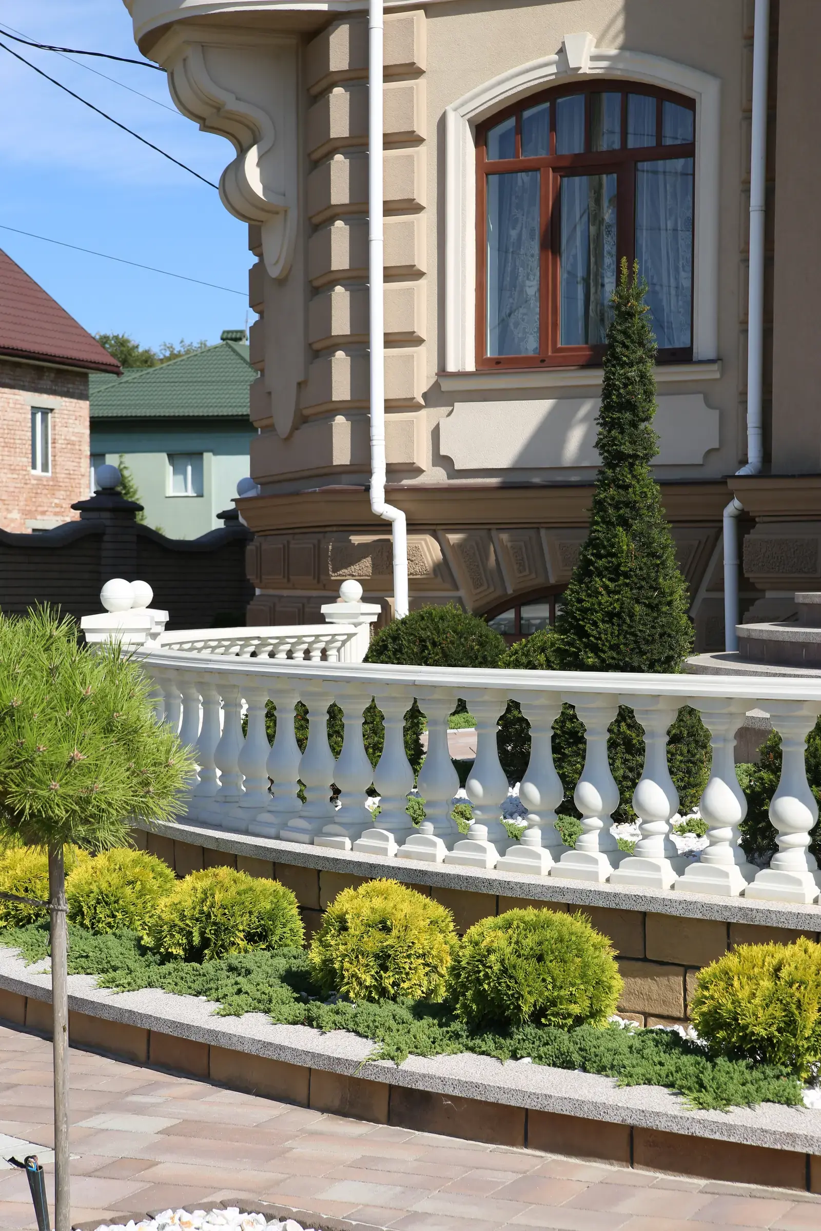 Дугаста балюстрада над садом з топіарами