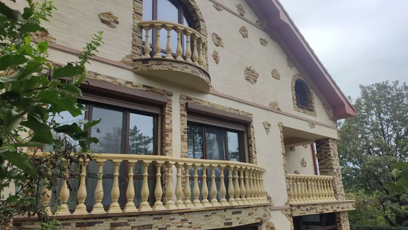 Кам'яний фасад із пісочними балюстрадами балконів
