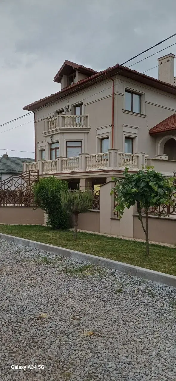 Балюстрада тераси з несиметричними балясинами над садом, Ременів