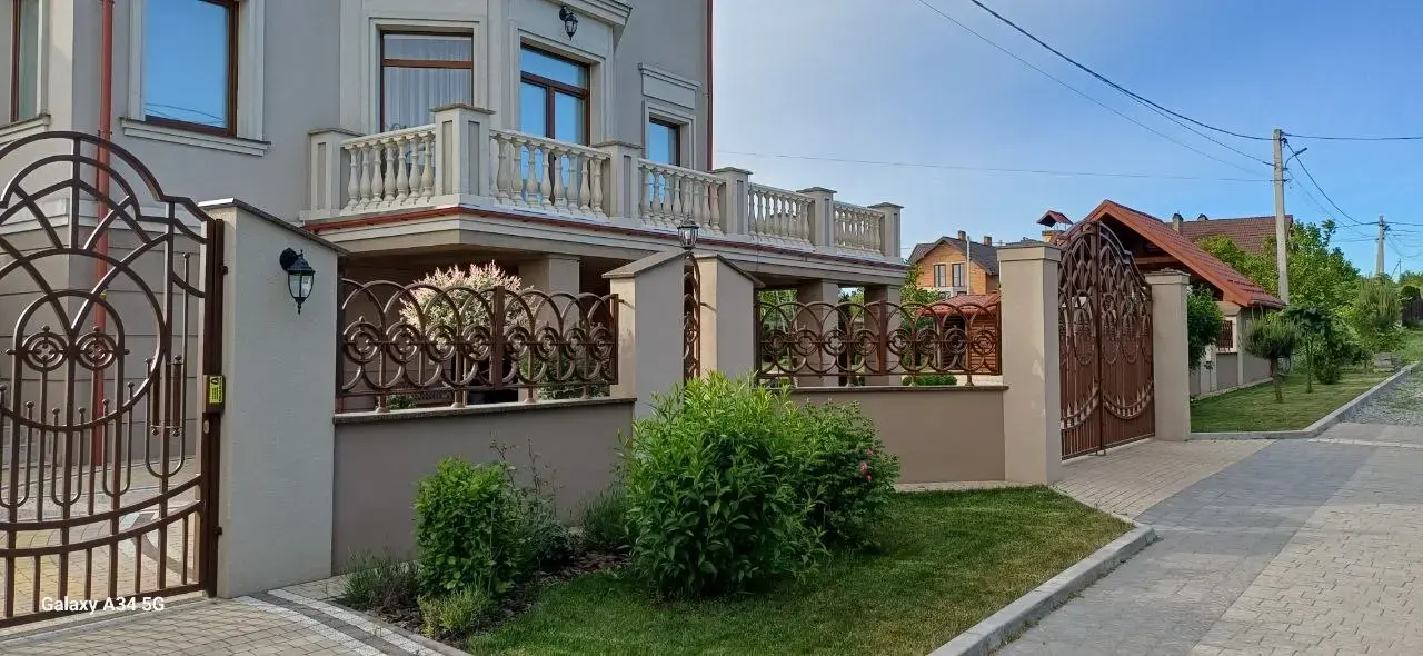 Білосніжна балюстрада балкона та кована огорожа подвір'я, Ременів