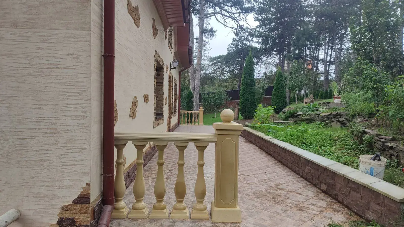 Балюстрада пісочного відтінку вздовж доріжки